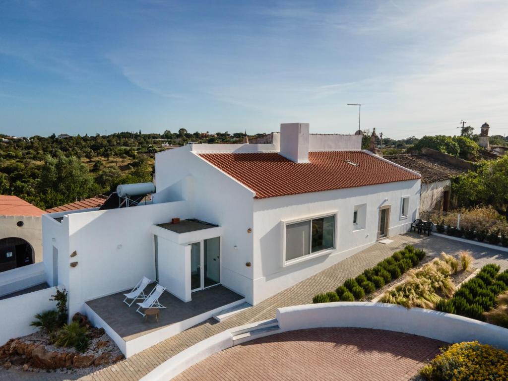 阿尔曼萨Casa Monte dos Entrudos的享有白色房屋空中美景,设有屋顶