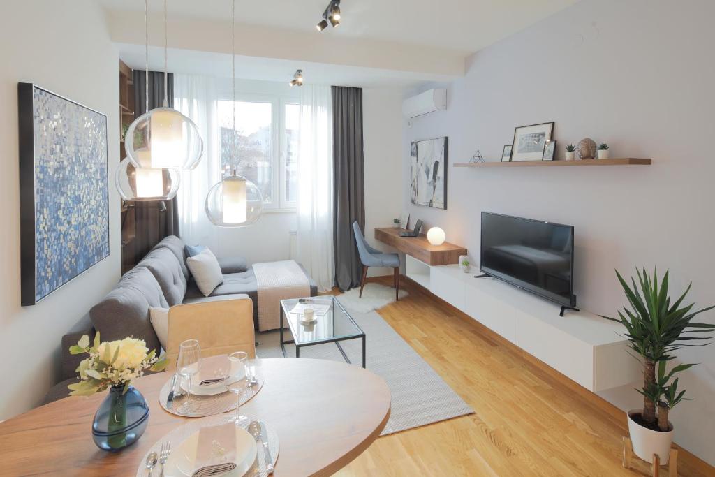 诺维萨德Arena BIG Luxury Apartments的客厅配有沙发和桌子