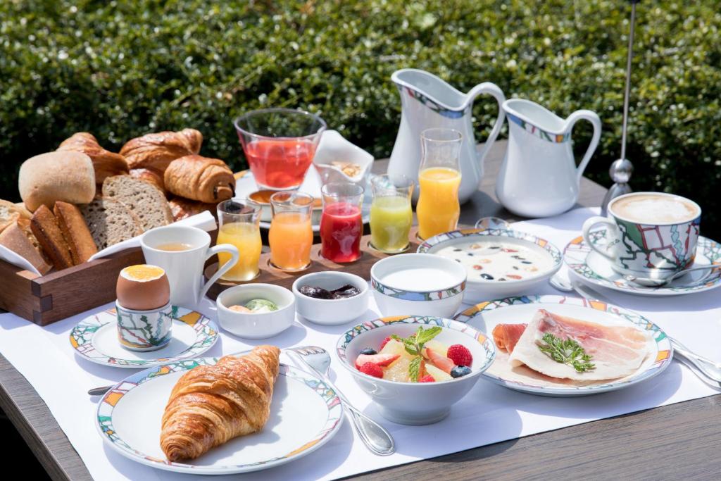 神户神户北野酒店的一张桌子,早餐包括面包和羊角面包