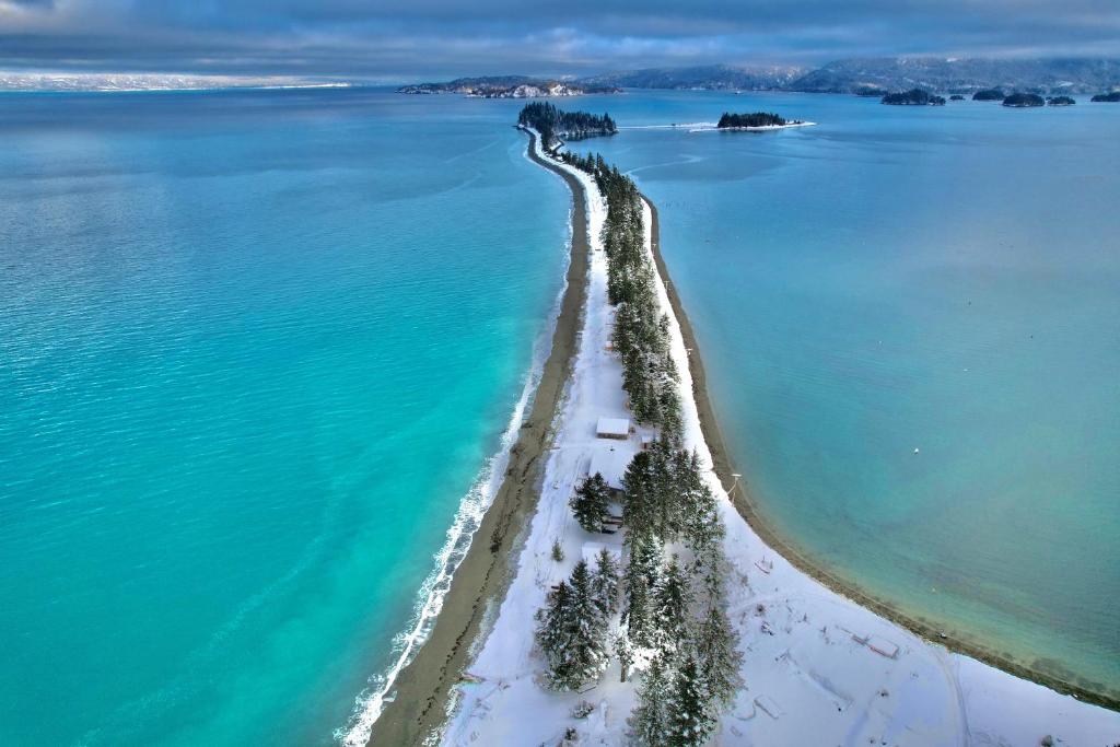 SeldoviaBetween Beaches Alaska的水面上岛屿的空中景观