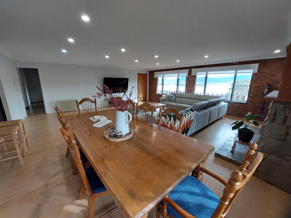 金德拜恩House Matterhon 3 Bedroom Apartment的客厅配有木桌和椅子
