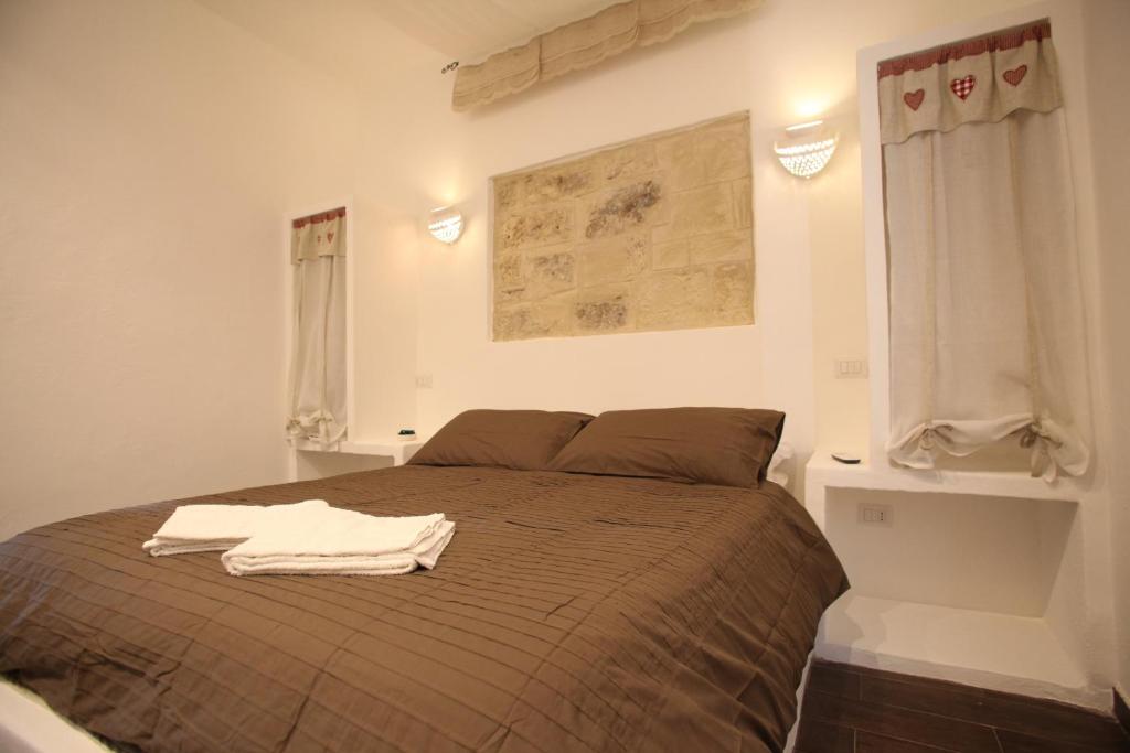 巴里Rifugio Degli Svevi的一间卧室配有一张床,上面有两条毛巾