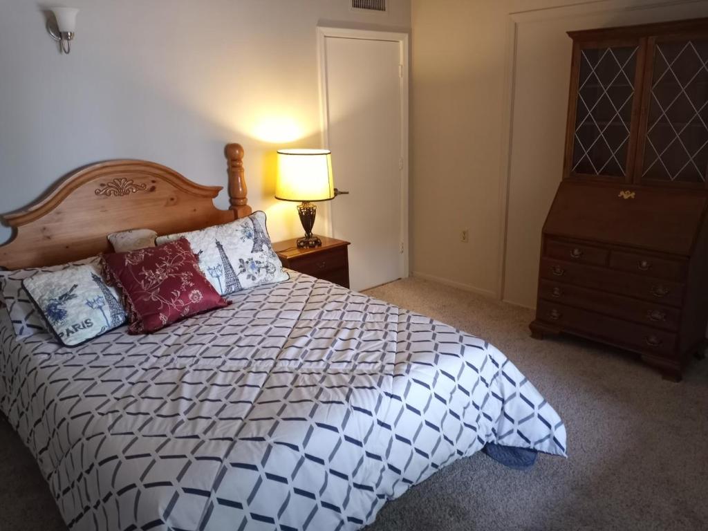 土桑Dodge Residence的一间卧室配有带枕头和台灯的床