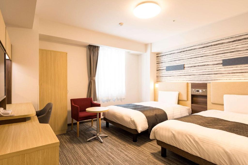 名古屋名古屋伏见康福特茵酒店的酒店客房设有两张床和电视。
