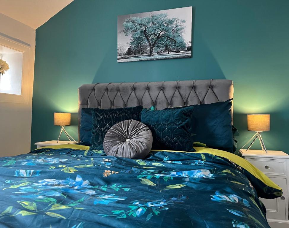 莱瑟姆-圣安妮34Three的一间卧室配有一张蓝色墙壁的床
