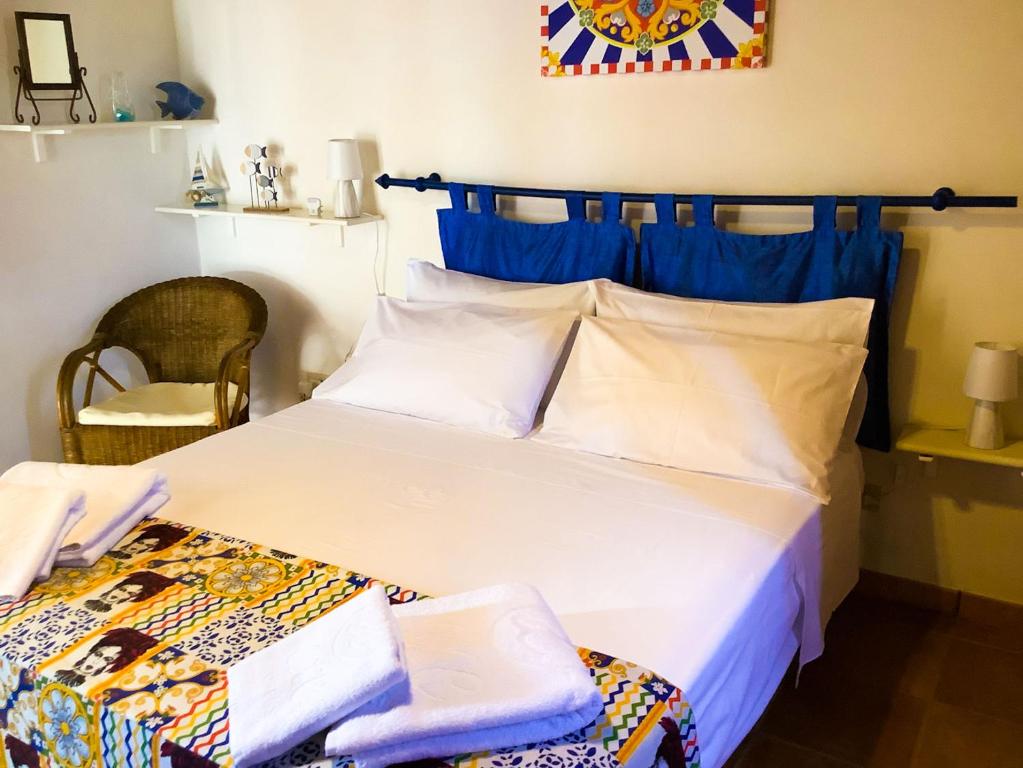 库斯托纳奇Villamare的卧室配有一张蓝色色调的大型白色床。