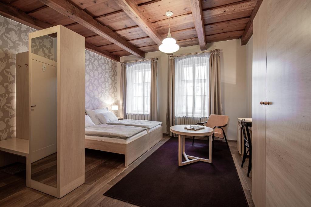 奥洛穆茨克里瓦旅馆的一间小卧室,配有一张床和一张桌子