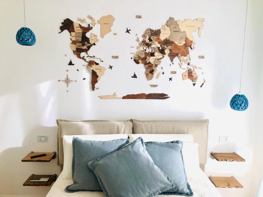 波佐利B&B Historia的一张床上方墙上的世界地图
