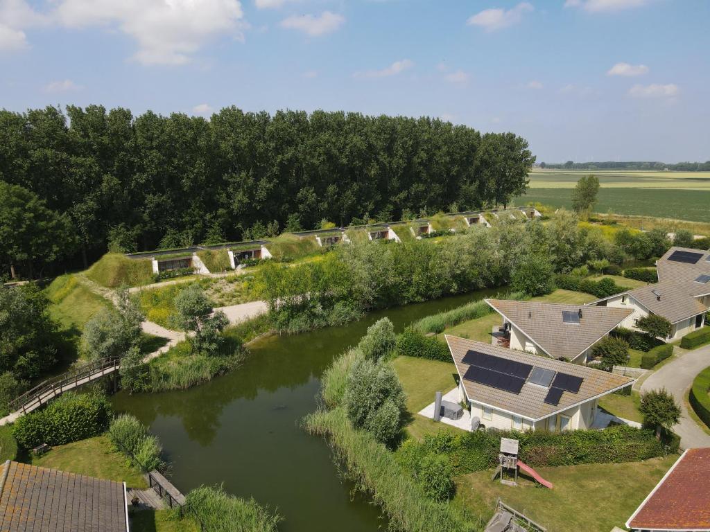 科特海讷Zeeuwse Dijksuite的享有河流的空中景致,设有房屋和房屋