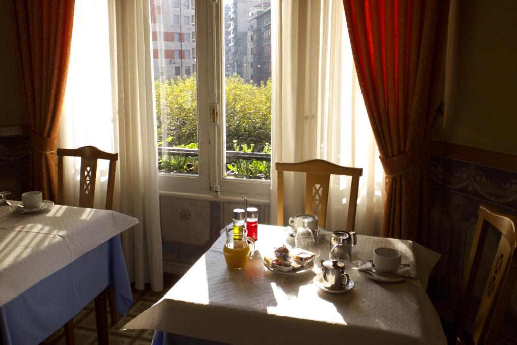 莱昂奥瑞雅斯旅馆的桌椅、桌子和窗户