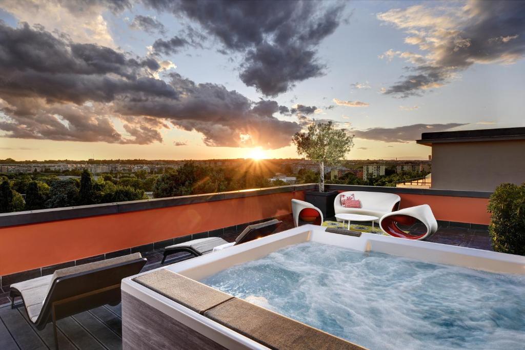 罗马普利策酒店的屋顶上的热水浴池,享有日落美景