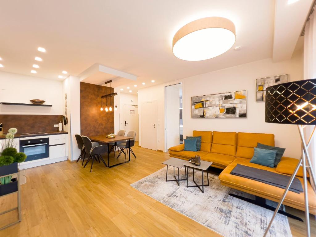 格拉茨VIVA Apartments的客厅配有黄色的沙发和桌子