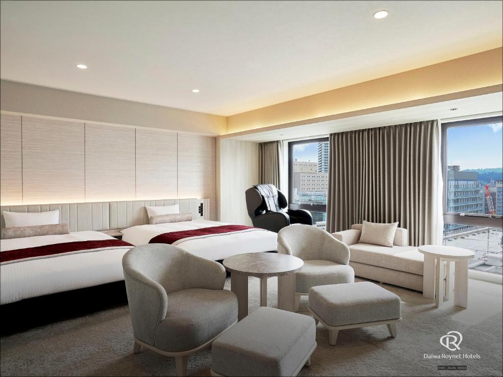 仙台Daiwa Roynet Hotel Sendai Nishiguchi PREMIER的酒店客房带两张床和一张桌子以及椅子。