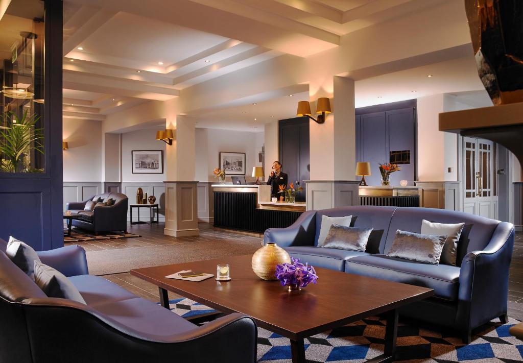 都柏林圣殿酒吧酒店的客厅配有沙发和桌子