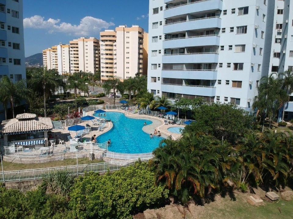 里约热内卢Apartamento Vila DR - Barra da Tijuca,prox Jeunesse,Arenas,Rio Centro,praias, Shopping的享有度假村游泳池的景色