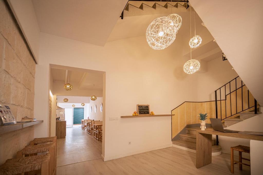 休达德亚Xubec - Albergue Juvenil的客厅设有楼梯和一些灯光