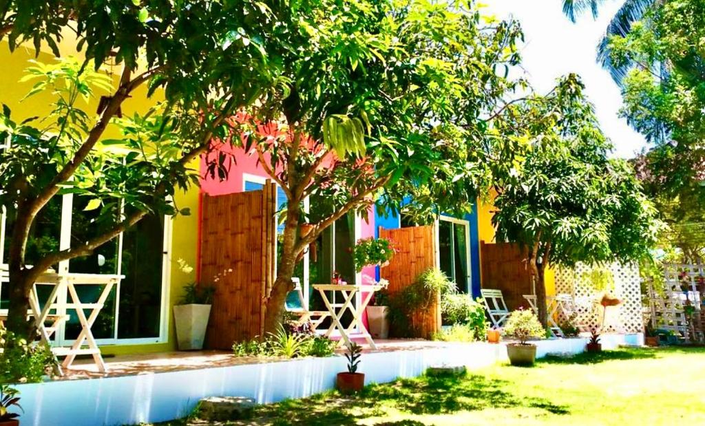 三百岭Namaste resort的一座五彩缤纷的房子,在院子里配有桌椅