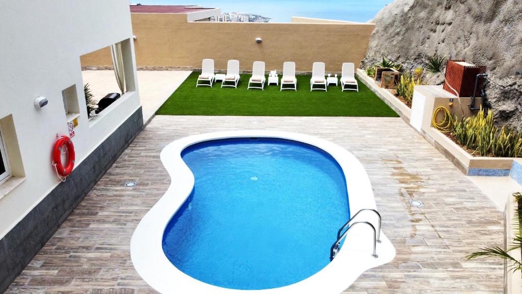 阿德耶Luxury Villa Masca private heated pool的房屋一侧的游泳池