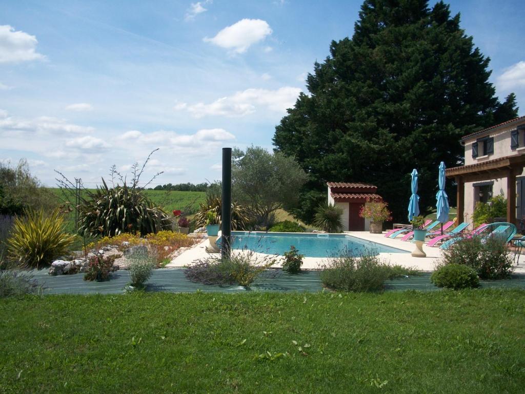 BeaugasLe Pré Joli的一座房子旁的院子内的游泳池