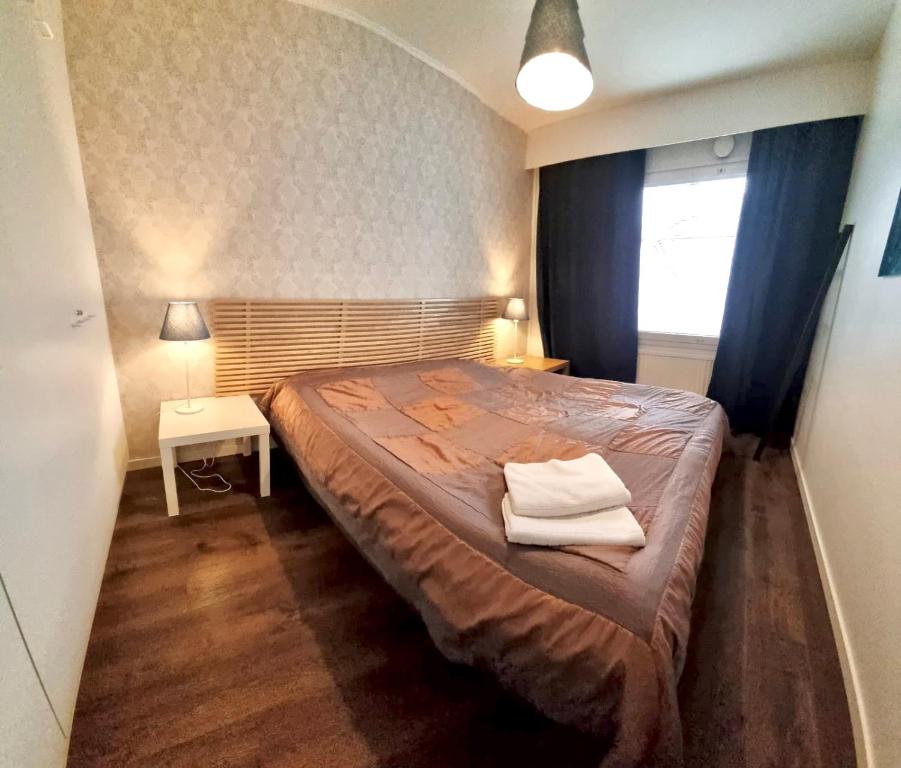 罗瓦涅米Cozy house with sauna 10 min walk to Santa Claus Village的一间卧室配有一张床,上面有两条毛巾