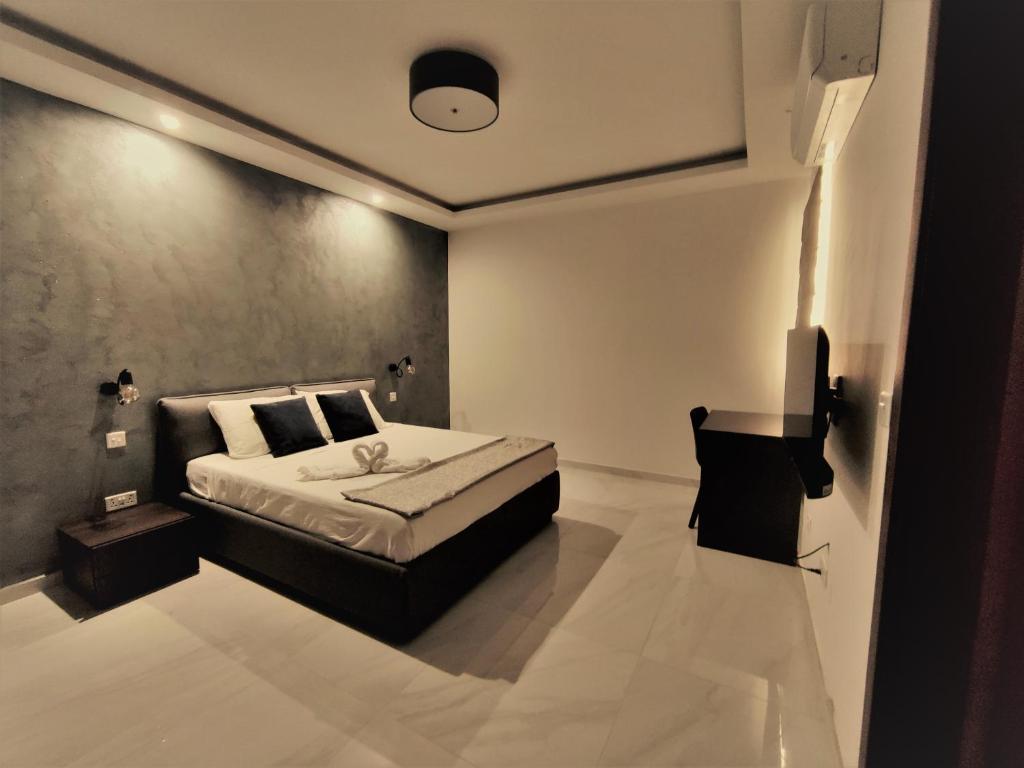 马尔萨斯卡拉SouthShore Accommodation的一间卧室配有一张床和一台电视