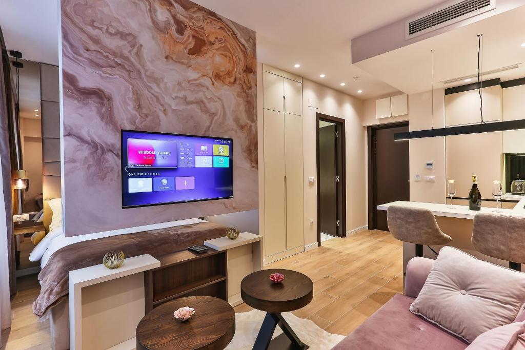 拉法洛维奇La Fiaba Rafailovici Apartment的客厅配有沙发和墙上的电视