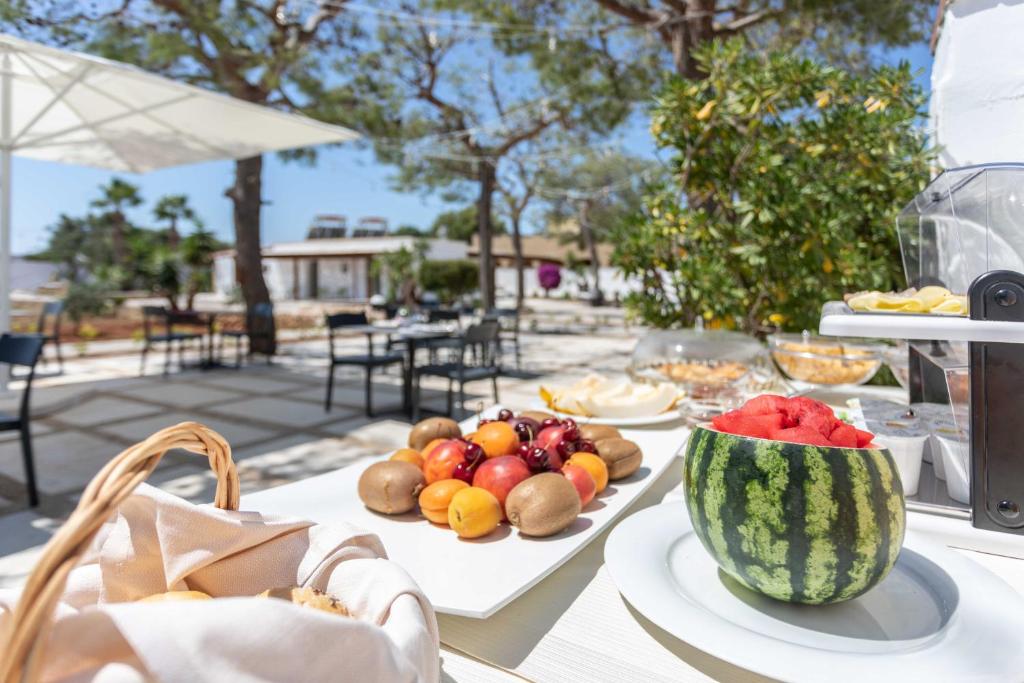 切萨雷奥港B&B Villa Massimo的一张桌子,上面放有水果盘和一碗西瓜