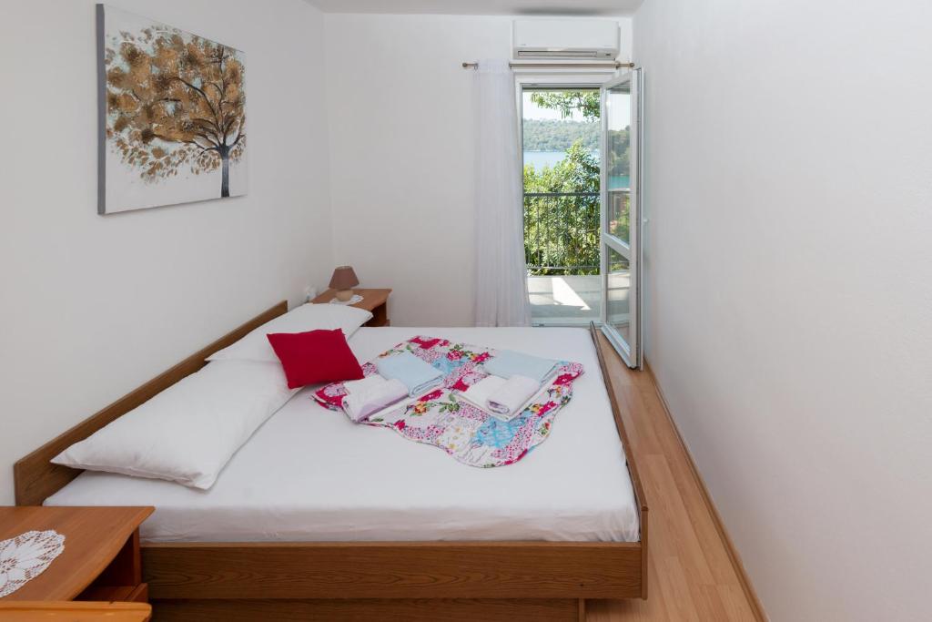 古维达里Guesthouse Pavla的一间卧室配有一张带两个枕头的床
