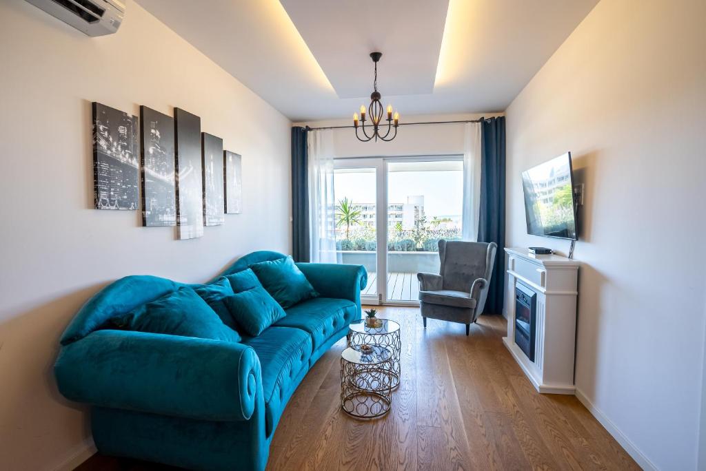 斯普利特Morska vila 6 Luxury Apartment Žnjan的客厅配有蓝色的沙发和椅子