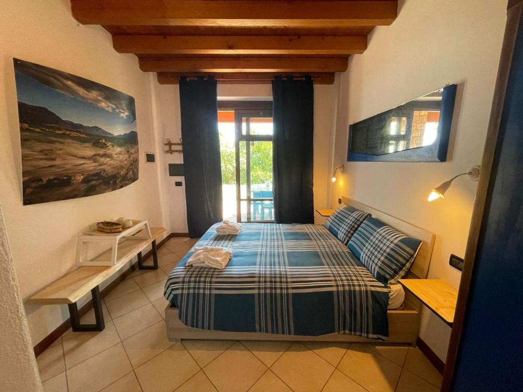 萨罗La FIOCCHINA - Magic Place - apartments & studios in Garda Lake - countryside farmhouse, inside the middle of the lake的一间卧室设有一张床和一个窗口