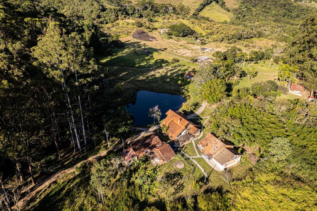 拉戈伊尼亚Vila Cosmica的享有房子和湖泊的空中景致