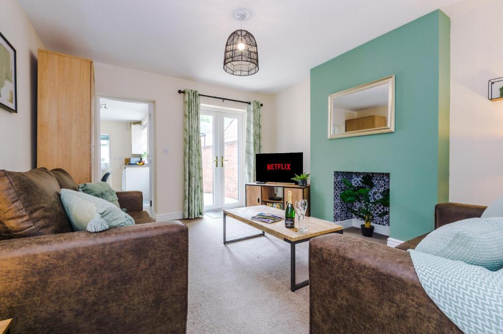 克鲁Modern apartment in Crewe by 53 Degrees Property, ideal for long-term Business & Contractors - Sleeps 4的客厅配有沙发和桌子