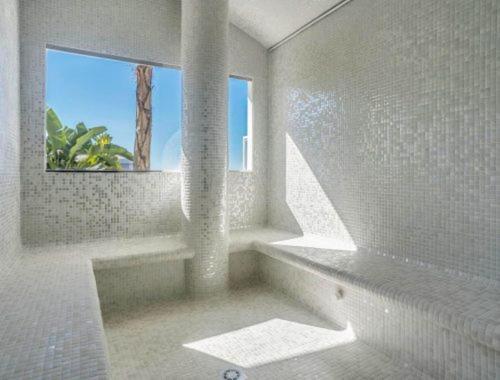 福恩吉罗拉Luxury Penthouse Gerardo - The View Fuengirola的白色的浴室设有浴缸和窗户。