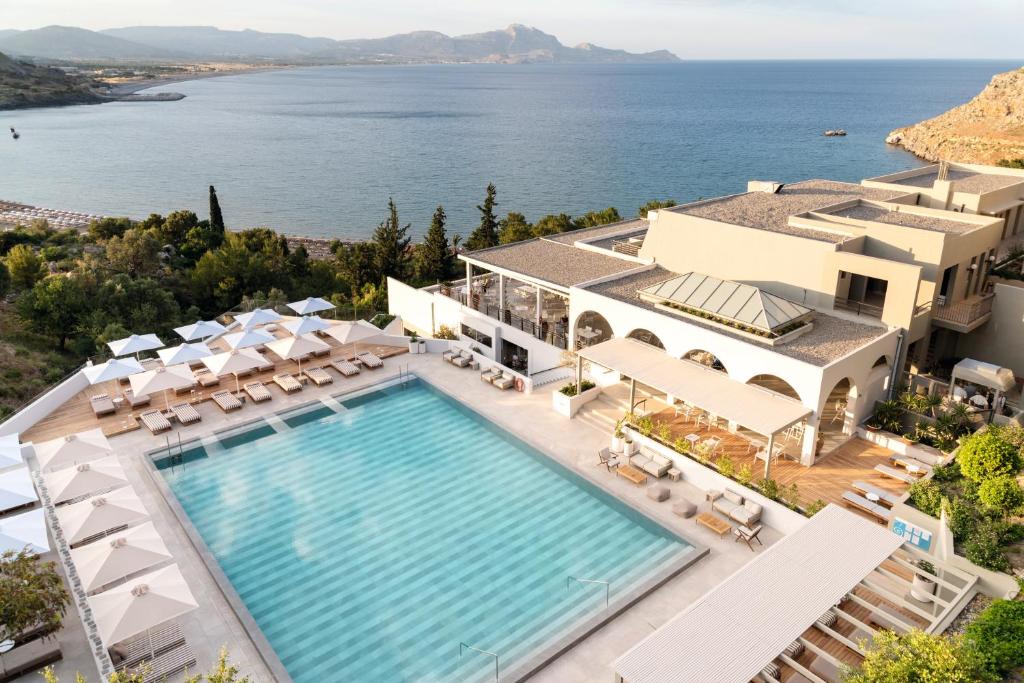 林都斯Lindos Mare, Seaside Hotel的享有带游泳池的别墅的空中景致
