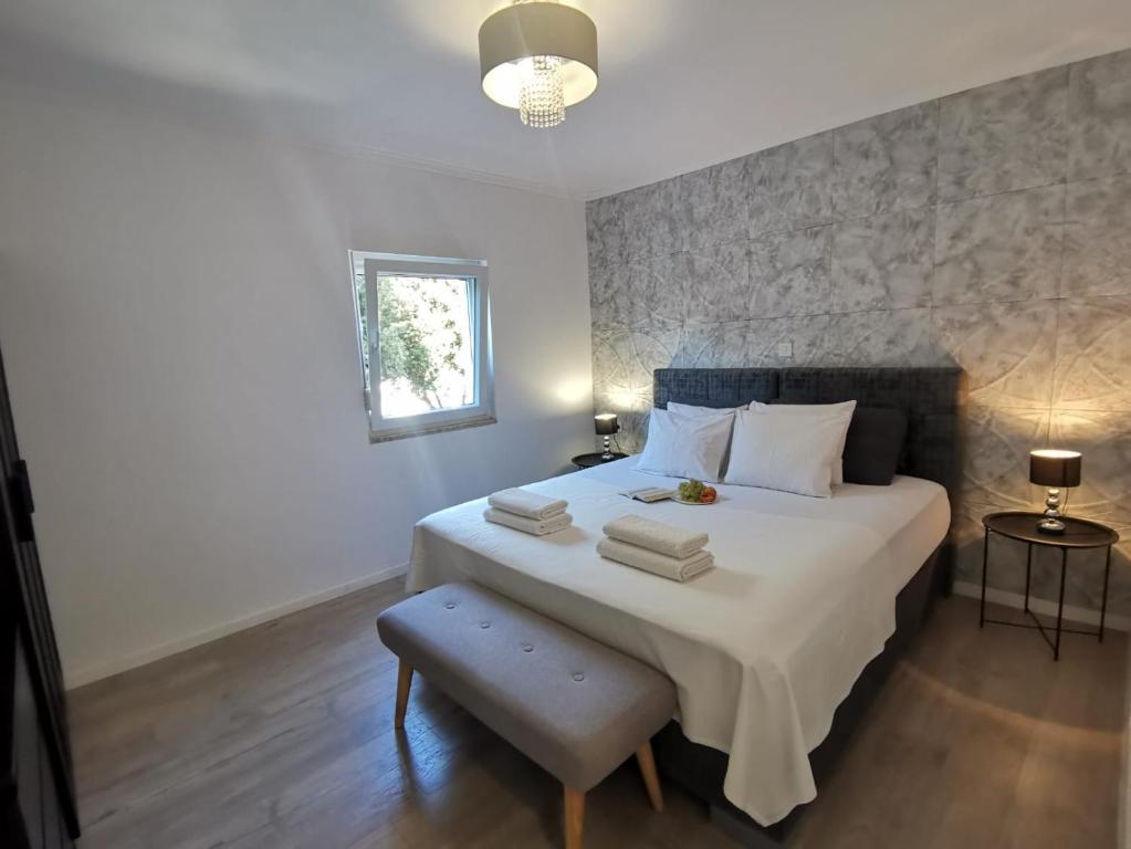 扎达尔Apartments MilaRoza的卧室设有一张白色大床和一扇窗户。