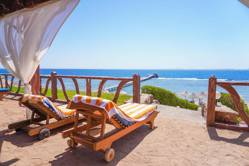 沙姆沙伊赫卡米里翁俱乐部度假村的海滩上的两张躺椅