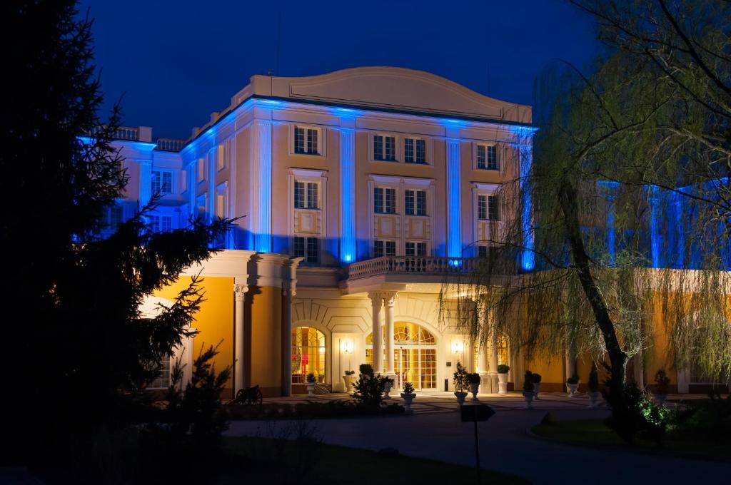 亚赫兰卡Hotel Windsor w Jachrance的一座晚上有蓝色灯光的建筑