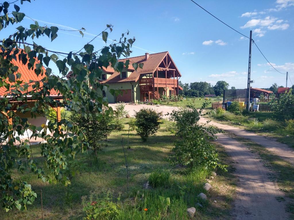 维德米内Dom pod Srebrnym Żurawiem的路边的房屋
