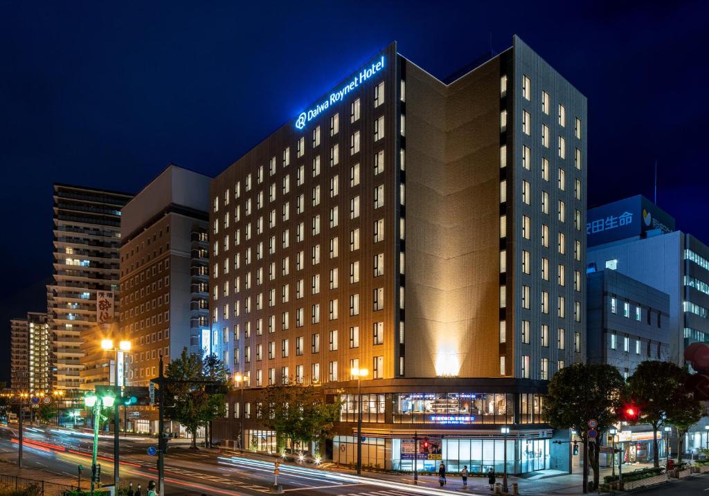 盛冈Daiwa Roynet Hotel Morioka Ekimae的夜间有灯的旅馆