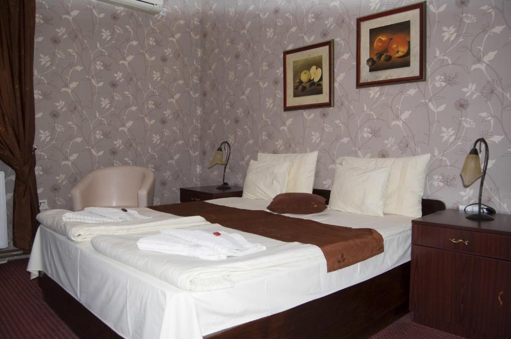 松博尔Guest House Prenoćište Piccolina的酒店客房带一张大床,带白色床单