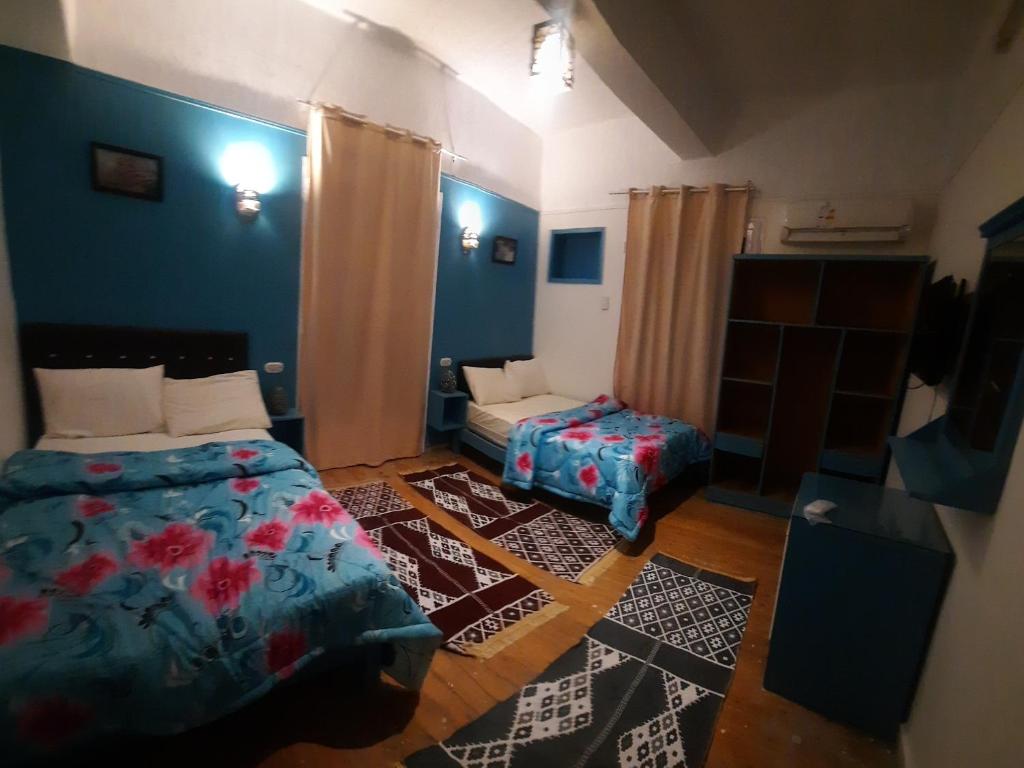 开罗happy life hostel的一间小卧室,配有一张床和一张桌子