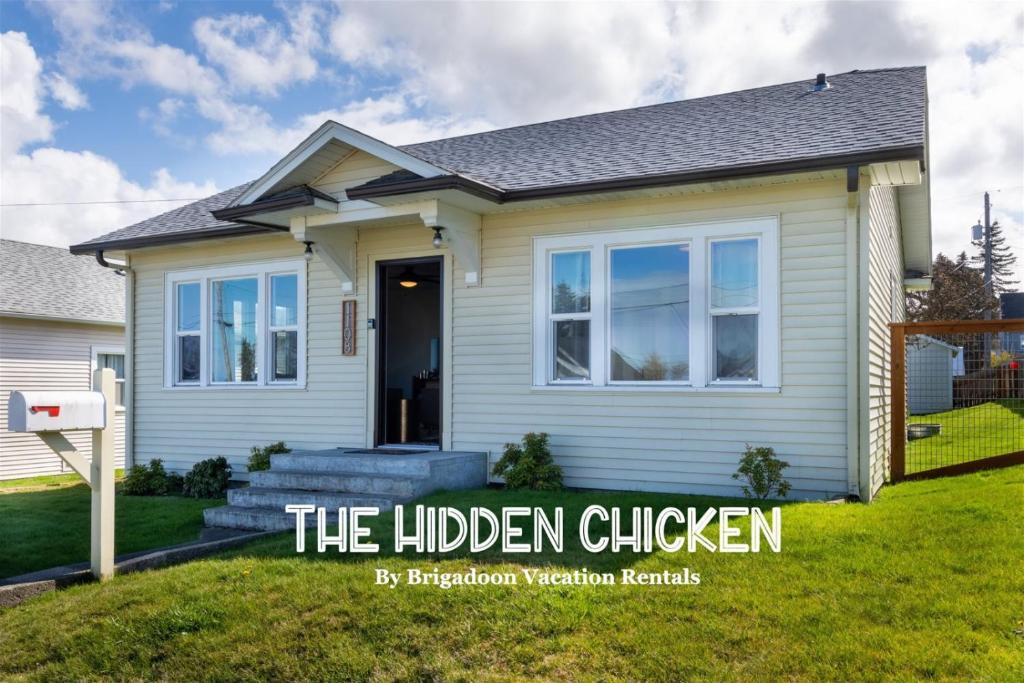 安吉利斯港PA The Hidden Chicken的前面有隐藏的鸡牌的房子