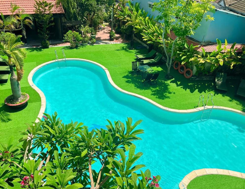 会安海延酒店的享有庭院游泳池的顶部景色