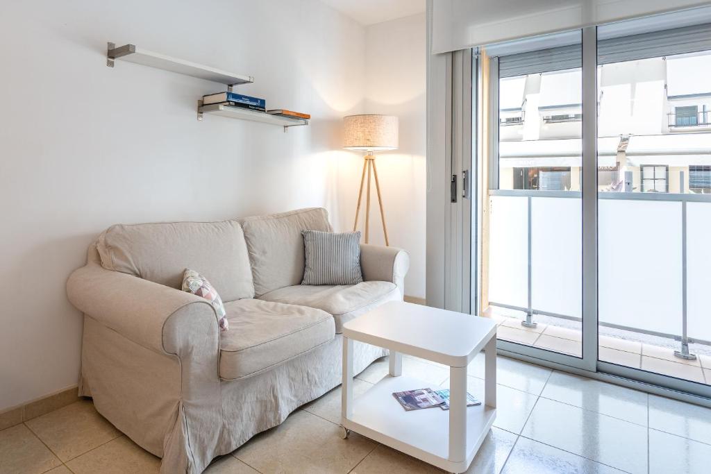 圣安东尼奥·德·卡隆Apartament Sant Antoni的客厅配有沙发和桌子