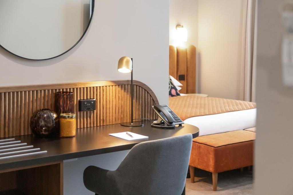 芒特甘比尔干比尔山宾馆的酒店客房配有书桌和床。