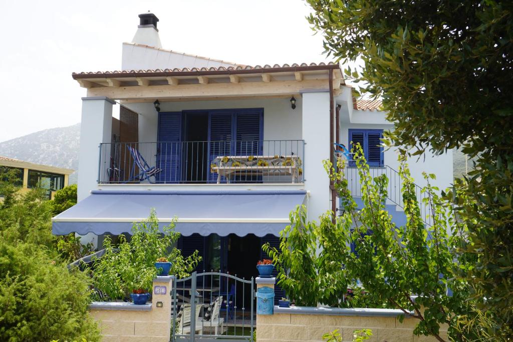 卡拉古诺内Casa Azzurra的带阳台和树木的白色房屋