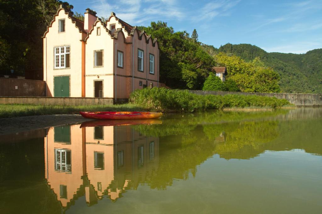 富尔纳斯杜斯巴尔科斯弗纳斯度假屋的河边的房屋,有船