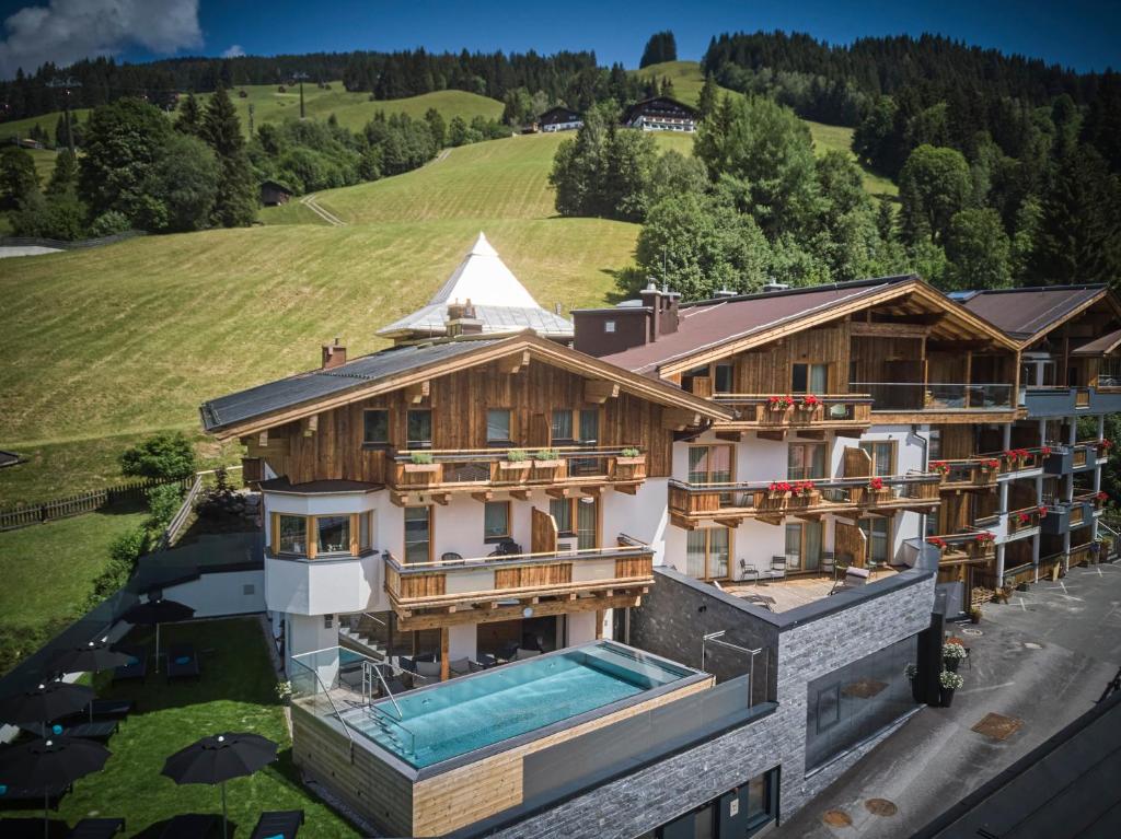 萨尔巴赫Hotel Astrid的享有带游泳池的房屋的空中景致