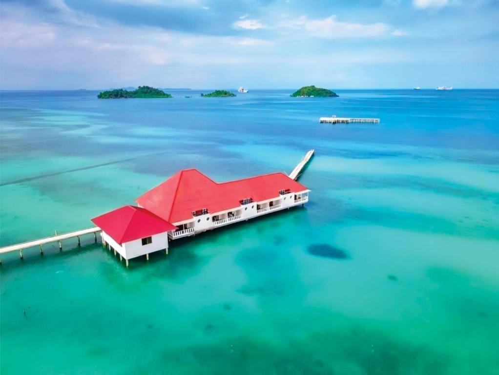 巴淡岛中心Morelo Water Villa的海洋中一座红色屋顶的房子