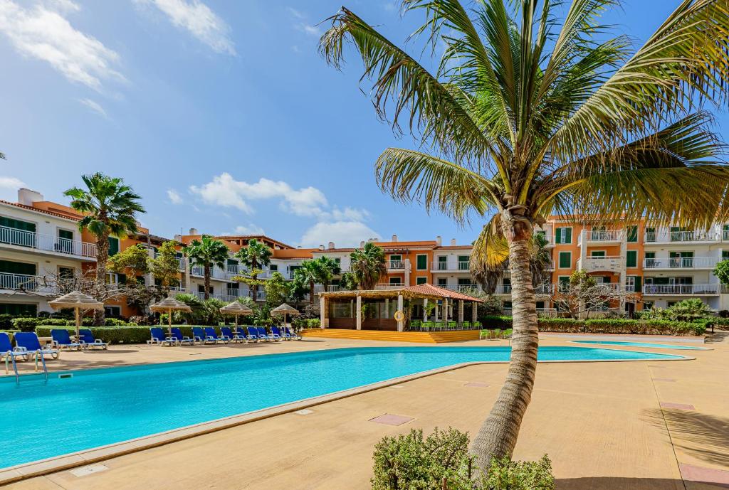 圣玛丽亚Agua Hotels Sal Vila Verde的度假村游泳池旁的棕榈树